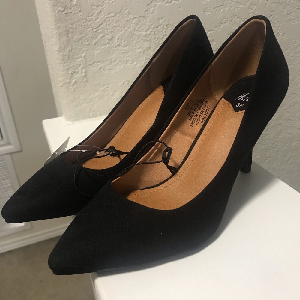 Black faux suede H&M pumps